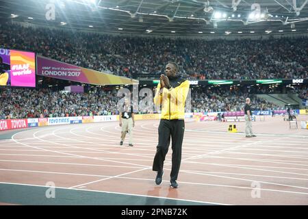 Usain Bolt saluta e fa il giro d'onore al suo congedo al London 2017 World Athletics Championships. Foto Stock