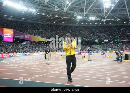 Usain Bolt saluta e fa il giro d'onore al suo congedo al London 2017 World Athletics Championships. Foto Stock