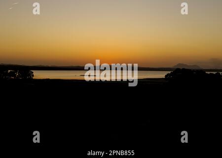 Nuvole e bel cielo al tramonto in Laguna Salada de Torrevieja Foto Stock