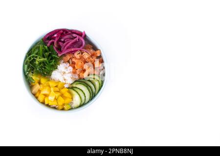 Ciotola di poke con riso, salmone, cetriolo, mango, cipolla, insalata di wakame, semi di papavero e semi di girasoli isolati su sfondo bianco Foto Stock