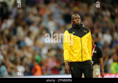 Usain Bolt saluta e fa il giro d'onore al suo congedo al London 2017 World Athletics Championships. Foto Stock