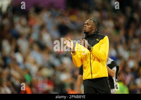 Usain Bolt saluta e fa il giro d'onore al suo congedo al London 2017 World Athletics Championships. Foto Stock