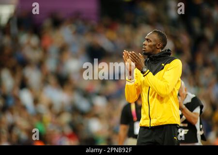 Usain Bolt saluta e fa il giro d'onore al suo congedo al London 2017 World Athletics Championships. Foto Stock