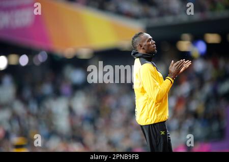 Usain Bolt saluta e fa il giro d'onore al suo congedo al London 2017 World Athletics Championships. Foto Stock