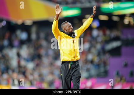 Usain Bolt saluta e fa il giro d'onore al suo congedo al London 2017 World Athletics Championships. Foto Stock