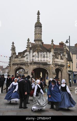 Il gruppo di danza Folk Abeille di Gien, Francia, si esibisce presso la Market Cross della città gemella di Malmesbury, nel Wiltshire, come parte del Giubileo della città Foto Stock