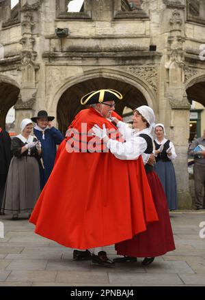 Il gruppo di danza Folk Abeille di Gien, Francia, si esibisce presso la Market Cross della città gemella di Malmesbury, nel Wiltshire, come parte del Giubileo della città Foto Stock