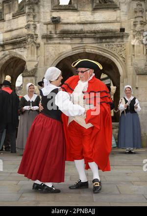 Il gruppo di danza Folk Abeille di Gien, Francia, si esibisce presso la Market Cross della città gemella di Malmesbury, nel Wiltshire, come parte del Giubileo della città Foto Stock