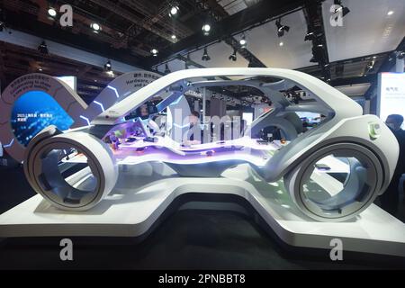 SHANGHAI, CINA - 18 APRILE 2023 - i visitatori guardano le soluzioni di guida intelligente al 2023 Shanghai Auto Show di Shanghai, Cina, 18 aprile 2023. T Foto Stock