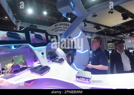 SHANGHAI, CINA - 18 APRILE 2023 - i visitatori guardano le soluzioni di guida intelligente al 2023 Shanghai Auto Show di Shanghai, Cina, 18 aprile 2023. T Foto Stock