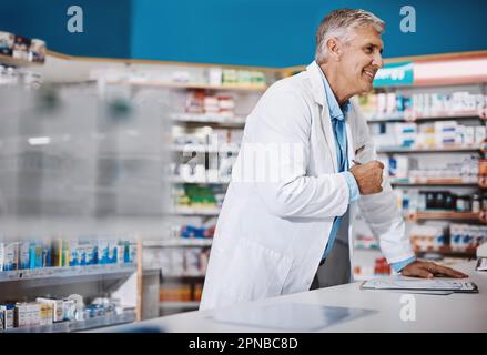 Im sempre eccitato per aiutare qualcuno in tutto il senso che posso. un farmacista che lavora in una farmacia. Foto Stock