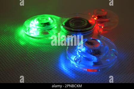 filatore di fidget che si illumina al buio Foto Stock