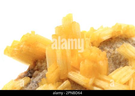 minerale sintetico di alunite isolato su sfondo bianco Foto Stock