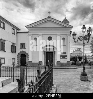 Vista in bianco e nero della chiesa dell'Annunziata, detta anche di Sant'Agostino, Bagnoregio, nella diocesi di Viterbo Foto Stock