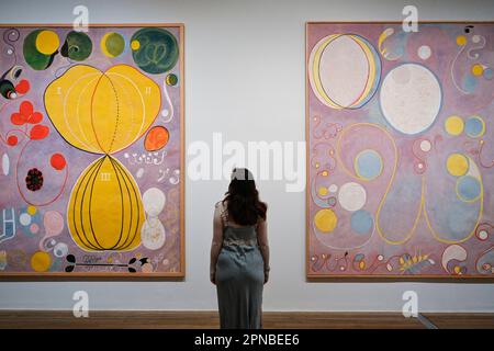 Londra, Regno Unito. 18 aprile 2023. Immagini della serie 'The Ten Largest', 1907, di Hilma af Klint in anteprima di 'Hilma af Klint & Piet Mondrian - Forms of Life', una nuova mostra a Tate. Si tratta della più grande presentazione del lavoro di Hilma af Klint nel Regno Unito fino ad oggi e della prima grande mostra nel Regno Unito in oltre 25 anni per evidenziare i primi lavori di Piet Mondrian insieme alle sue iconiche composizioni a griglia. Lo spettacolo si svolge dal 20 aprile al 3 settembre 2023. Credit: Stephen Chung / Alamy Live News Foto Stock