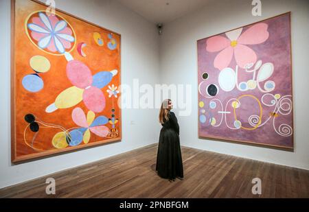 Londra, Regno Unito. 18th Apr, 2023. HILMA af Klint fa parte del gruppo dei dieci maggiori gruppi. Artista svedese e mistico i cui dipinti sono considerati tra le prime opere astratte conosciute nella storia dell'arte occidentale. Paul Quezada - Neiman/Alamy Live News Foto Stock