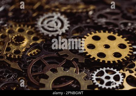 Da sopra la struttura tecnica degli ingranaggi steampunk su marrone scuro sfondo Foto Stock