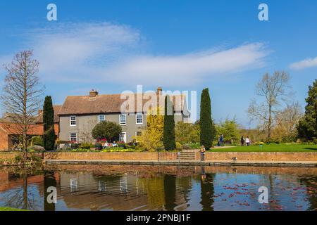 RHS Hyde Hall Hill Top Building con il lago a Foreground in una luminosa e soleggiata mattina di aprile Foto Stock