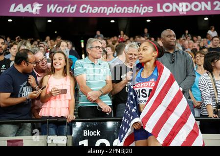 Allyson Felix con la bandiera degli Stati Uniti al London 2017 World Athletics Championships. Foto Stock