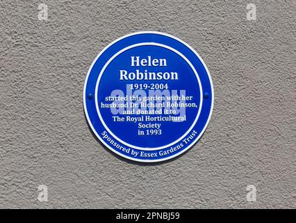 Targa blu sull'edificio Hill Top della RHS Hyde Hall che commemora la vita di Helen Robinson, creatore dei giardini originali Foto Stock