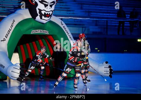 Giocatori che entrano nel ghiaccio prima della partita di hockey su ghiaccio. Team HC Mont-Blanc. Saint-Gervais. Francia. Foto Stock