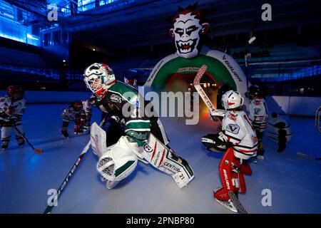 Giocatori che entrano nel ghiaccio prima della partita di hockey su ghiaccio. Team HC Mont-Blanc. Saint-Gervais. Francia. Foto Stock