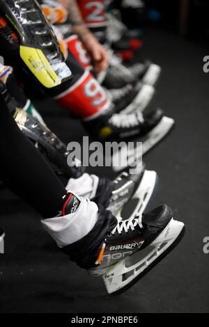 Partita di hockey su ghiaccio. Giocatori e pattini di ghiaccio. Saint-Gervais. Francia. Foto Stock