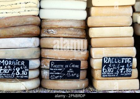 Formaggio francese tradizionale : Raclette e Morbier. Formaggio di montagna in vendita sul mercato. Francia. Foto Stock