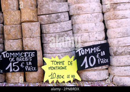 Formaggio francese tradizionale : Raclette e Morbier. Formaggio di montagna in vendita sul mercato. Francia. Foto Stock