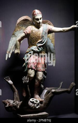 Museo delle Civizzazioni Asiatiche. Arcangelo Michele che svanisce Satana. Vietnam. 19th ° secolo. Singapore. Foto Stock