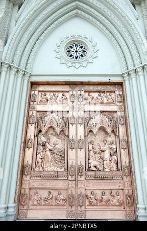 Canzone Vinh Chiesa. Porta scolpita. Sant'Antonio da Padova è il patrono dei poveri, dei marinai e dei pescatori, dei sacerdoti e dei viaggiatori. Vietnam Foto Stock