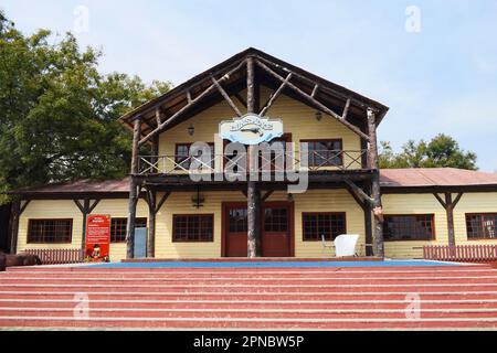 L'insieme del Gunsmoke Restaurant presso Ramoji Film City a Hyderabad, in India, e' un'esperienza culinaria a tema progettata per assomigliare ad un salone del Wild West Foto Stock