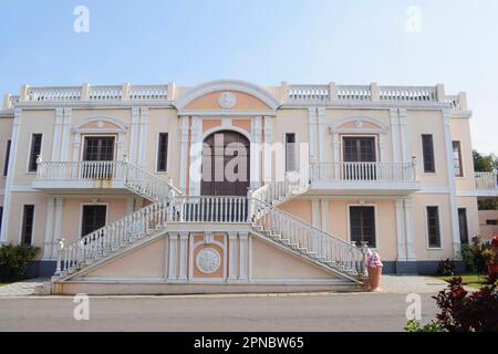 Un edificio di set cinematografico, Ramoji Film City, Hyderabad, India. Con diversi stili architettonici, paesaggi di strada e sfondi, attirando prod cinematografici Foto Stock