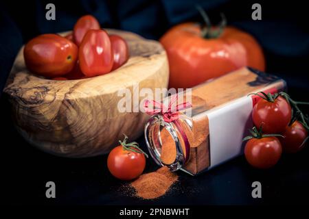 zuppa di pomodoro istantanea pomodori freschi e stagionati secchi e in polvere Foto Stock