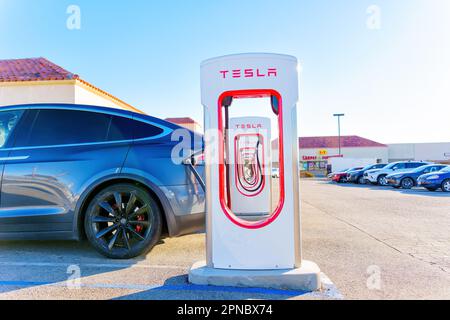 California, USA - 23 dicembre 2022: Ricarica dell'auto presso la stazione di ricarica Tesla Foto Stock