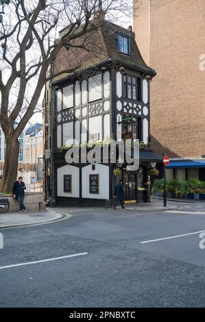 Allenatore e cavalli Mayfair. Una casa pubblica classificata di livello II con facciata Tudor fittizia su Bruton Street, Mayfair, Londra, Inghilterra, Regno Unito Foto Stock