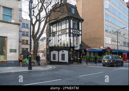 Allenatore e cavalli Mayfair. Una casa pubblica classificata di livello II con facciata Tudor fittizia su Bruton Street, Mayfair, Londra, Inghilterra, Regno Unito Foto Stock