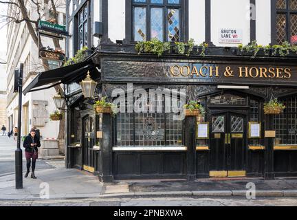 Allenatore e cavalli Mayfair. Una casa pubblica classificata di livello II con facciata Tudor fittizia su Bruton Street, Mayfair, Londra, Inghilterra, Regno Unito Foto Stock