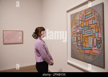 Londra, Regno Unito. 18th Apr, 2023. Tate Modern presenta una mostra di Hilma af Klint e Piet Mondrian, due pionieri dell'arte dell'astatto con sensibilità molto diverse. Questo dipinto è "composizione in ovale con aree di colore II", 1914, di Piet Mondrian. Credit: Anna Watson/Alamy Live News Foto Stock