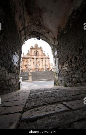 La Cattedrale di San Pietro dall'ascesa dei Barberi, città di Modica, Ragusa, Sicilia, Italia, Europa; patrimonio mondiale dell'UNESCO Foto Stock