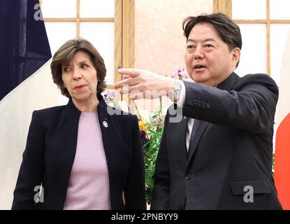 Tokyo, Giappone. 18th Apr, 2023. Il Ministro degli Esteri francese Catherine colonna (L) è accolto dalla sua controparte giapponese Yoshimasa Hayashi (R) per i colloqui che si sono tenuti presso l'ufficio di Hayashi a Tokyo martedì 18 aprile 2023. Colonna ha partecipato al G7° incontro dei Ministri degli Esteri a Karuizawa, località montana nella prefettura di Nagano. (Foto di Yoshio Tsunoda/AFLO) Foto Stock