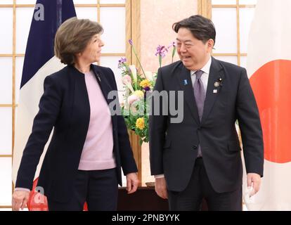 Tokyo, Giappone. 18th Apr, 2023. Il ministro degli Esteri francese Catherine colonna (L) sorride con la sua controparte giapponese Yoshimasa Hayashi (R) prima dei colloqui che si sono tenuti presso l'ufficio di Hayashi a Tokyo martedì 18 aprile 2023. Colonna ha partecipato al G7° incontro dei Ministri degli Esteri a Karuizawa, località montana nella prefettura di Nagano. (Foto di Yoshio Tsunoda/AFLO) Foto Stock