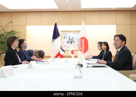 Tokyo, Giappone. 18th Apr, 2023. Il ministro degli Esteri francese Catherine colonna (L) ha incontrato la controparte giapponese Yoshimasa Hayashi (R) presso l'ufficio di Hayashi a Tokyo martedì 18 aprile 2023. Colonna ha partecipato al G7° incontro dei Ministri degli Esteri a Karuizawa, località montana nella prefettura di Nagano. (Foto di Yoshio Tsunoda/AFLO) Foto Stock