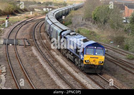DBS Classe 66 diesel loco 66302 trasporta la centrale idroelettrica 0815 Drax 4R49 al servizio di biomassa a vuoto di Immingham tramite Scunthorpe il 18/04/23. Foto Stock