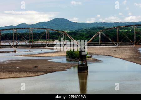 Ponte ferroviario sul fiume Lempa, visto dal ponte autostradale Carretera del Litoral. El Salvador, America Centrale. Foto Stock