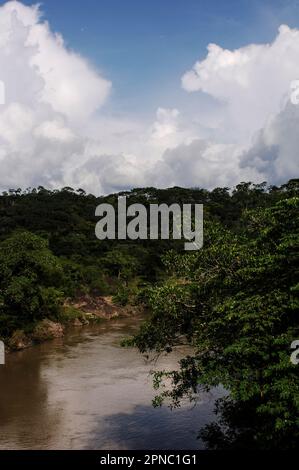 Il fiume Lempa, come si vede dalla Carretera del Litoral. El Salvador, America Centrale. Foto Stock