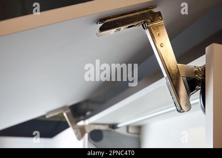 Sistema per frontalini e facciate bi-fold per armadi da cucina ad accesso diretto. Elemento di cucina moderna closeup interno. Aperto bianco orizzontale Foto Stock