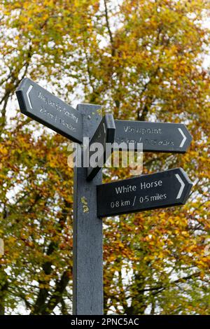 Un cartello che indica la strada per il White Horse il 11th novembre 2022 ad Avebury, nel Wiltshire. Credit: Notizie SMP Foto Stock