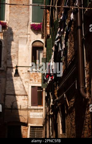 Vista della luce del sole sugli edifici sulla strada Foto Stock