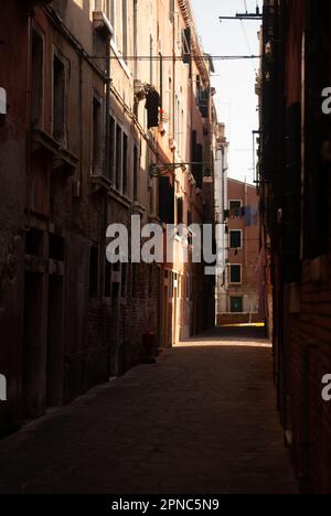 Vista sulla strada con edifici colorati nella città vecchia alla luce del sole Foto Stock